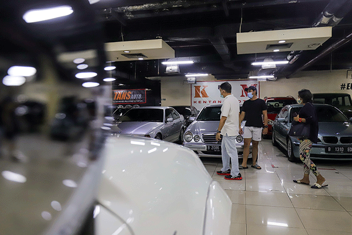 Pengunjung melihat mobil di bursa mobil bekas, Blok M, Jakarta Selatan, Senin (28/2/2022).
