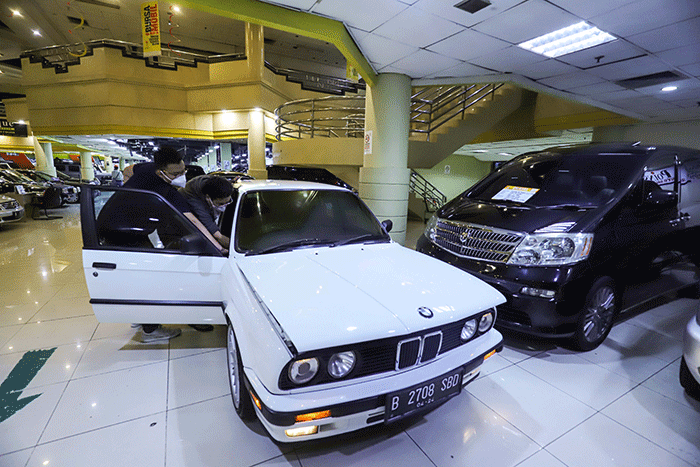 Pengunjung melihat mobil di bursa mobil bekas, Blok M, Jakarta Selatan, Senin (28/2/2022).