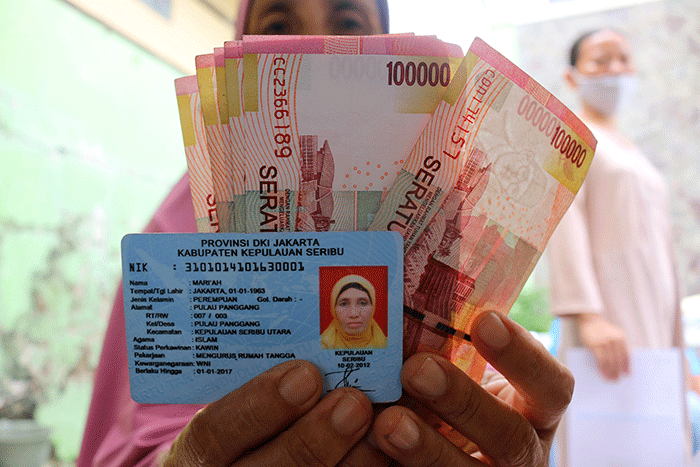 Pegawai Pos Indonesia cabang Kepulauan Seribu membagikan Bantuan Pangan Non Tunai (BPNT) kepada warga yang tinggal di Pulau Panggang.