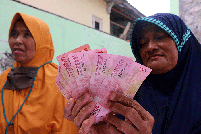 Pegawai Pos Indonesia cabang Kepulauan Seribu membagikan Bantuan Pangan Non Tunai (BPNT) kepada warga yang tinggal di Pulau Panggang.
