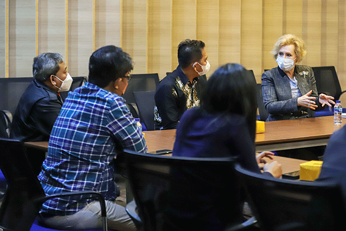 Kepala Pemberitaan MNC Portal Indonesia (MPI) Yadi Hendriana (kiri) saat menerima kunjungan Duta Besar Rusia untuk Indonesia Lyudmila Georgievna Vorobieva.