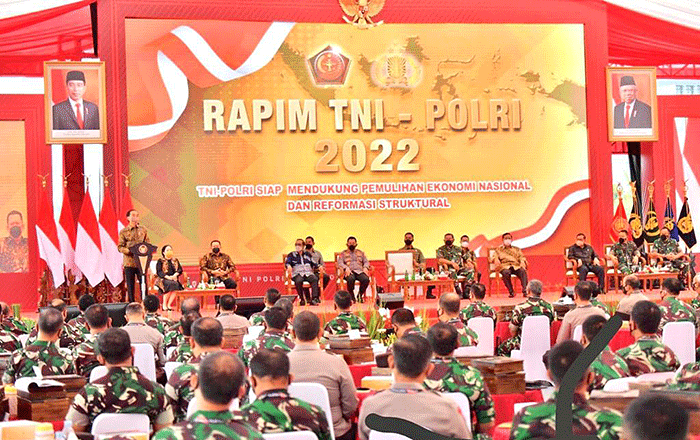 Presiden Joko Widodo membuka Rapat Pimpinan TNI-Polri di Markas Besar TNI Cilangkap, Jakarta Timur, Senin (1/3/2022).