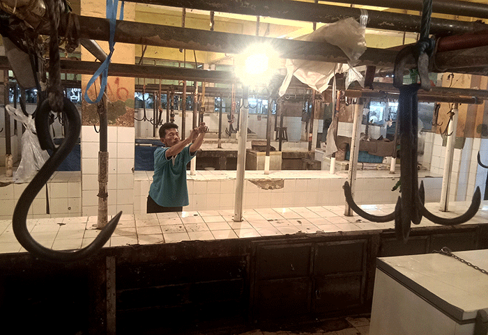 Suasana kios penjual daging yang tidak ada aktivitas jual beli di Pasar Kebayoran, Jakarta, Senin (28/2/2022).