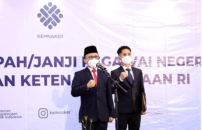 Sekretaris Jenderal Kementerian Ketenagakerjaan (Kemnaker) Anwar Sanusi, melakukan pengambilan sumpah dan janji Pegawai Negeri Sipil (PNS) kepada 167 orang PNS.