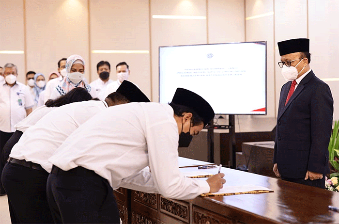 Sekretaris Jenderal Kementerian Ketenagakerjaan (Kemnaker) Anwar Sanusi, melakukan pengambilan sumpah dan janji Pegawai Negeri Sipil (PNS) kepada 167 orang PNS.