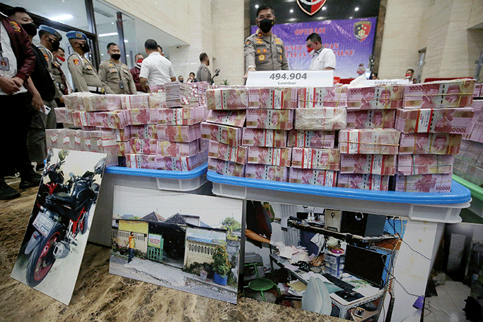 Pengungkapan kejahatan mata uang palsu di Bareskrim Mabes Polri, Jakarta, Selasa (1/3/2022).