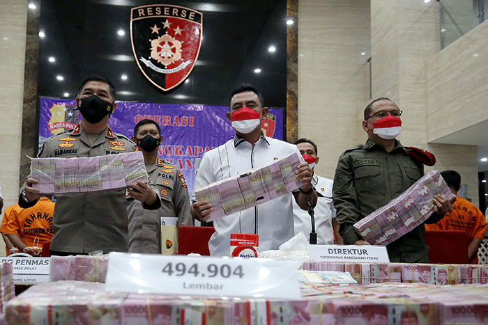 Pengungkapan kejahatan mata uang palsu di Bareskrim Mabes Polri, Jakarta, Selasa (1/3/2022).