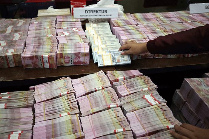 Pengungkapan kejahatan mata uang palsu di Bareskrim Mabes Polri, Jakarta, Selasa (1/3/2022).