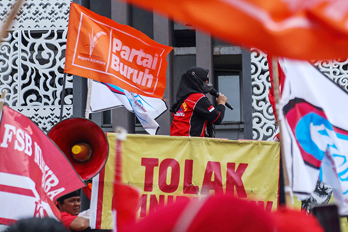 Ratusan massa buruh yang tergabung dalam Federasi Serikat Buruh Pengurus Cabang Kota Palembang melakukan aksi di Kantor Gubernur Sumsel, Rabu (2/3/2022).