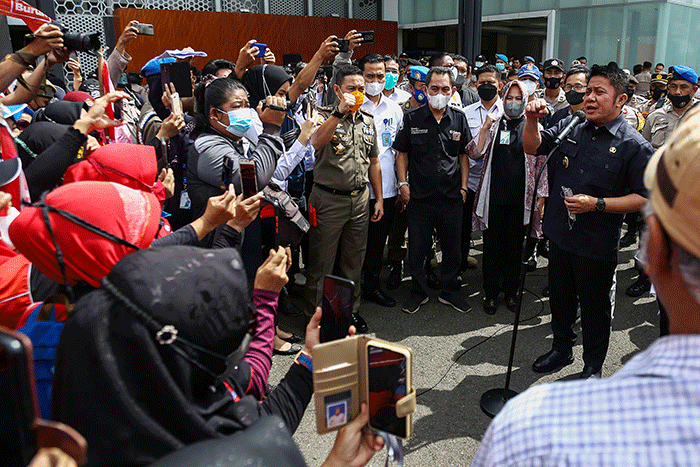 Ratusan massa buruh yang tergabung dalam Federasi Serikat Buruh Pengurus Cabang Kota Palembang melakukan aksi di Kantor Gubernur Sumsel, Rabu (2/3/2022).