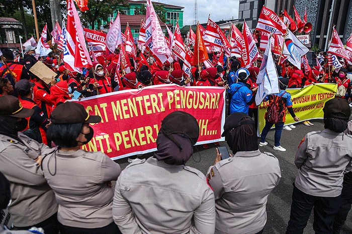 Ratusan massa buruh yang tergabung dalam Federasi Serikat Buruh Pengurus Cabang Kota Palembang melakukan aksi di Kantor Gubernur Sumsel, Rabu (2/3/2022).
