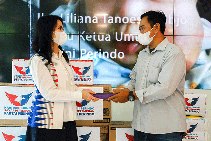 Ketua umum Kartini Perindo Liliana Tanoesodibjo saat memberikan santunan untuk balita bernama Rakha Firmansyah yang menderita tumor pipi.