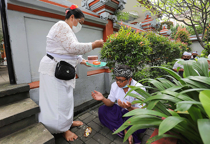 Sejumlah Umat Hindu Melakukan ritual saat mengikuti upacara Tawur Agung Kesanga di Pura Amerta Jati, Cinere, Depok, Jawa Barat, Rabu (2/3/2022).