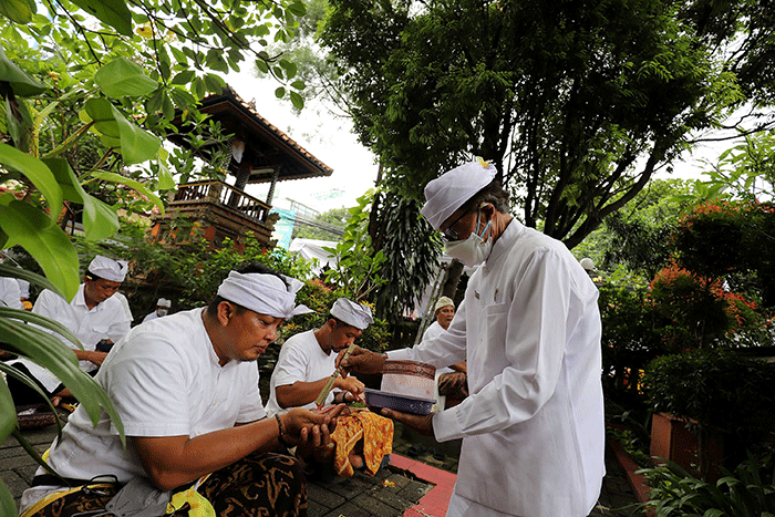 Sejumlah Umat Hindu Melakukan ritual saat mengikuti upacara Tawur Agung Kesanga di Pura Amerta Jati, Cinere, Depok, Jawa Barat, Rabu (2/3/2022).