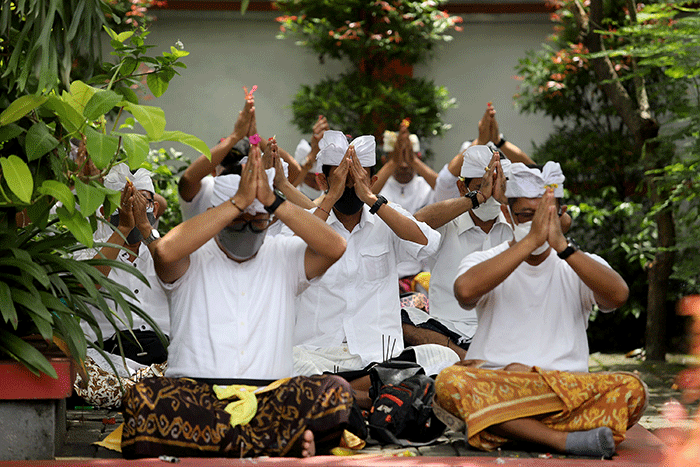 Sejumlah Umat Hindu Melakukan ritual saat mengikuti upacara Tawur Agung Kesanga di Pura Amerta Jati, Cinere, Depok, Jawa Barat, Rabu (2/3/2022).