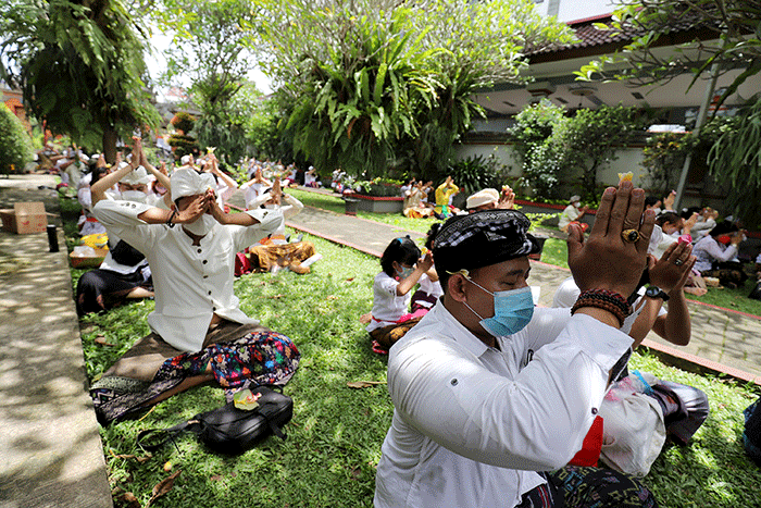 Sejumlah Umat Hindu Melakukan ritual saat mengikuti upacara Tawur Agung Kesanga di Pura Amerta Jati, Cinere, Depok, Jawa Barat, Rabu (2/3/2022).