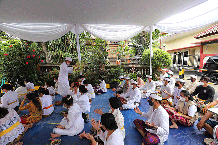 Sejumlah Umat Hindu Melakukan ritual saat mengikuti upacara Tawur Agung Kesanga di Pura Amerta Jati, Cinere, Depok, Jawa Barat, Rabu (2/3/2022).