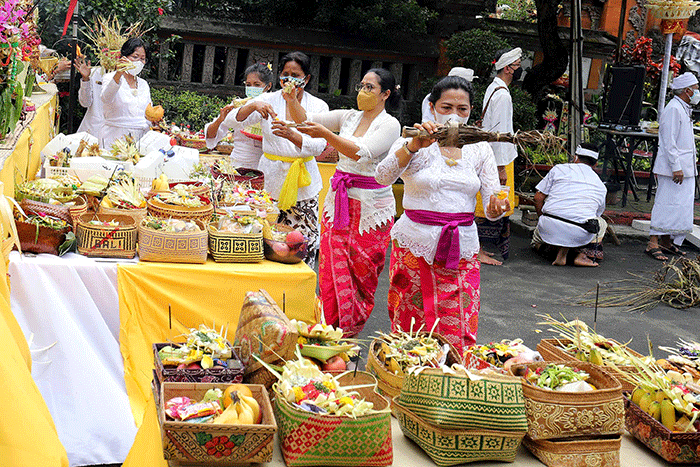 Sejumlah Umat Hindu Melakukan ritual saat mengikuti upacara Tawur Agung Kesanga di Pura Amerta Jati, Cinere, Depok, Jawa Barat, Rabu (2/3/2022).