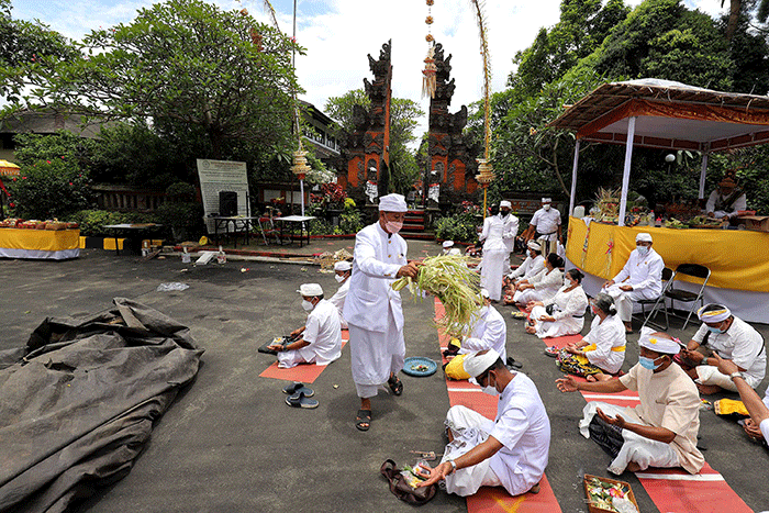 Sejumlah Umat Hindu Melakukan ritual saat mengikuti upacara Tawur Agung Kesanga di Pura Amerta Jati, Cinere, Depok, Jawa Barat, Rabu (2/3/2022).