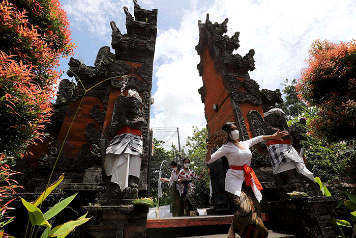 Sejumlah Umat Hindu Melakukan ritual saat mengikuti upacara Tawur Agung Kesanga di Pura Amerta Jati, Cinere, Depok, Jawa Barat, Rabu (2/3/2022).