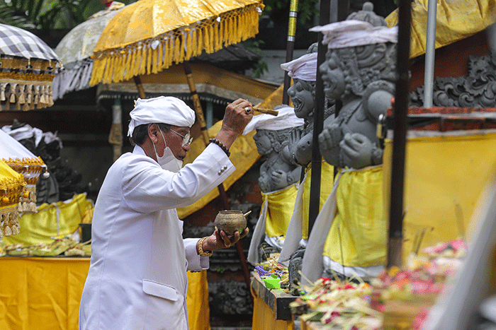 Sejumlah umat Hindu melaksanakan Upacara Tawur Agung Kesanga di Pura Aditya Jaya, Rawamangun, Jakarta Timur, Rabu (2/3/2022).