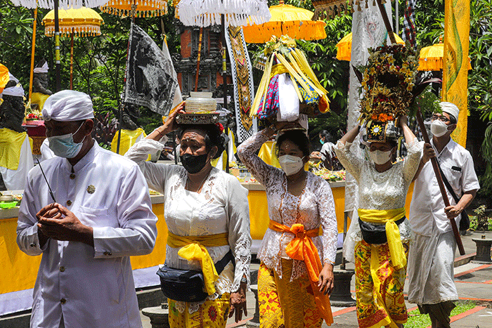 Sejumlah umat Hindu melaksanakan Upacara Tawur Agung Kesanga di Pura Aditya Jaya, Rawamangun, Jakarta Timur, Rabu (2/3/2022).