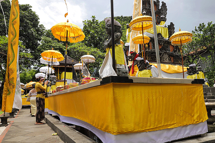 Sejumlah umat Hindu melaksanakan Upacara Tawur Agung Kesanga di Pura Aditya Jaya, Rawamangun, Jakarta Timur, Rabu (2/3/2022).