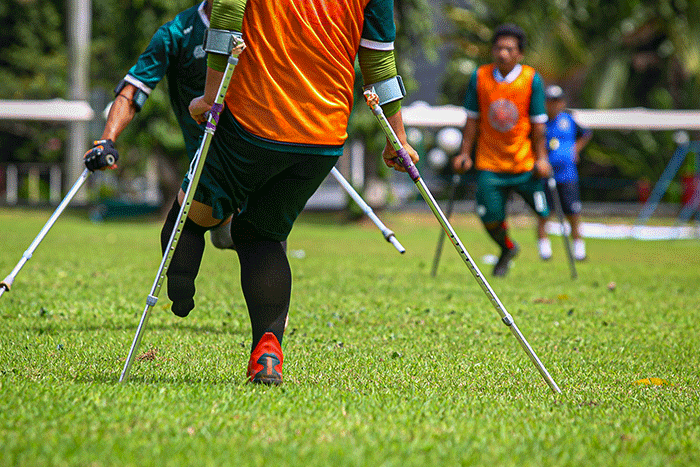 Sejumlah pemain Timnas Garuda INAF melakukan latihan jelang kualifikasi Piala Dunia Amputee Football di Lapangan DPR RI, Senayan, Jakarta, Rabu (2/3/2022).