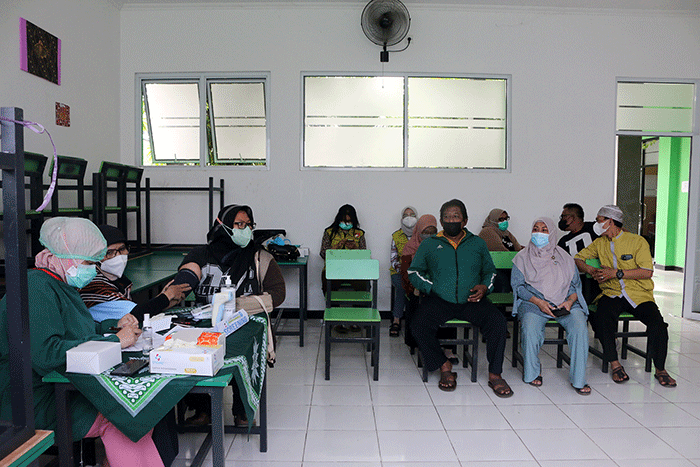 Antusias warga mengikuti Vaksin booster di lingkungan SMK Syahid Cilincing, Jakarta, Rabu (2/3/2022).