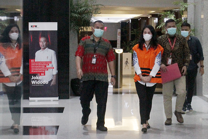 Tersangka Direktur PT Vidi Citra Kencana (VCK) Ivana Kwelju, ditahan usai menjalani pemeriksaan di Gedung KPK Merah Putih, Jakarta, Rabu (3/2/2022).