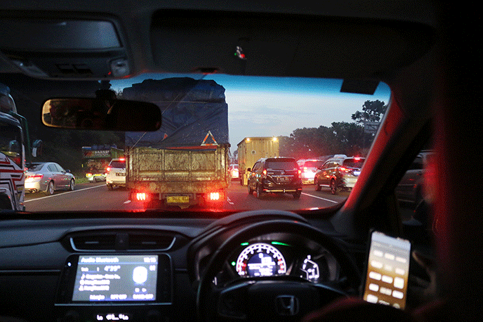 Suasana lalu lintas di jalan Tol Jakarta-Cikampek, Jawa barat, Kamis (3/3/2022).