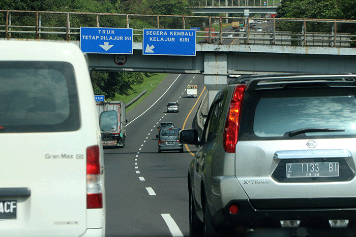 Suasana lalu lintas di jalan Tol Jakarta-Cikampek, Jawa barat, Kamis (3/3/2022).