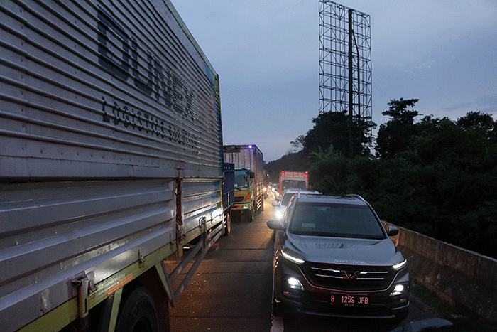 Suasana lalu lintas di jalan Tol Jakarta-Cikampek, Jawa barat, Kamis (3/3/2022).