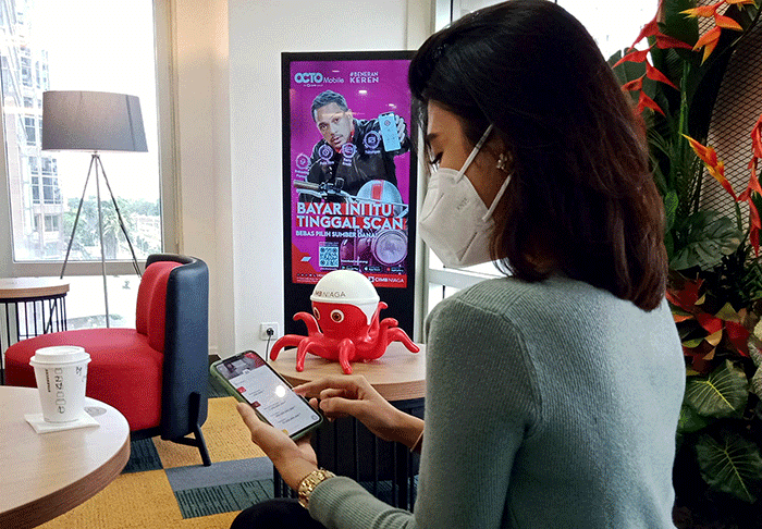 Nasabah mengakses e-statement atau catatan mutasi rekening dalam bentuk salinan digital di Super App OCTO Mobile dari CIMB Niaga di Jakarta.