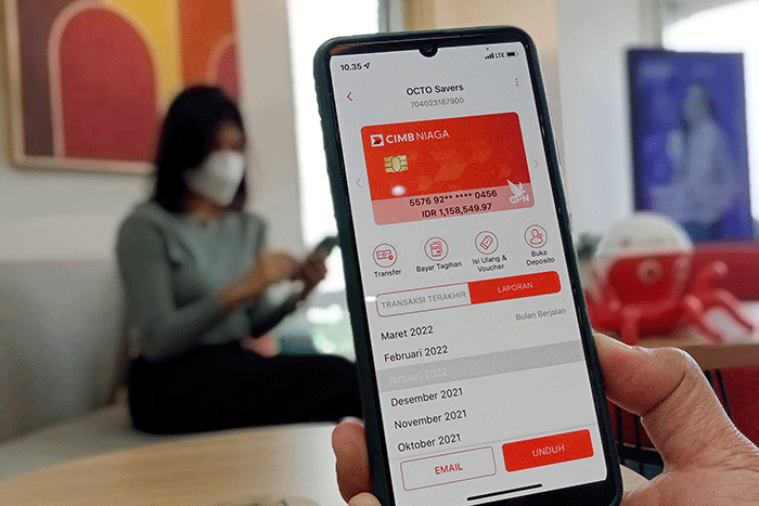 Nasabah mengakses e-statement atau catatan mutasi rekening dalam bentuk salinan digital di Super App OCTO Mobile dari CIMB Niaga di Jakarta.