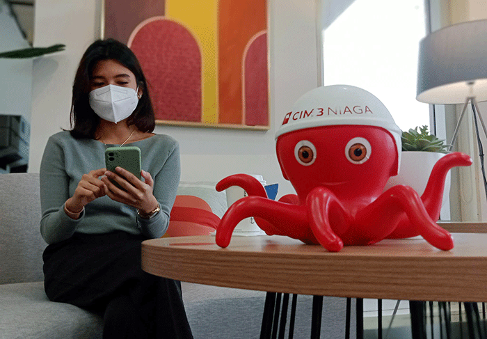 Nasabah mengakses e-statement atau catatan mutasi rekening dalam bentuk salinan digital di Super App OCTO Mobile dari CIMB Niaga di Jakarta.