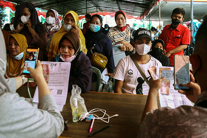 Antrean Warga saat mencairakan dana Bantuan Sosial Sembako (BSS) di Kantor Pos Jalan Merdeka Palembang, Kamis (3/3/2022).