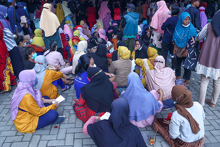 Antrean Warga saat mencairakan dana Bantuan Sosial Sembako (BSS) di Kantor Pos Jalan Merdeka Palembang, Kamis (3/3/2022).