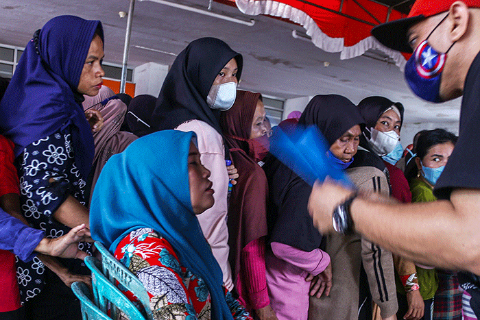 Antrean Warga saat mencairakan dana Bantuan Sosial Sembako (BSS) di Kantor Pos Jalan Merdeka Palembang, Kamis (3/3/2022).