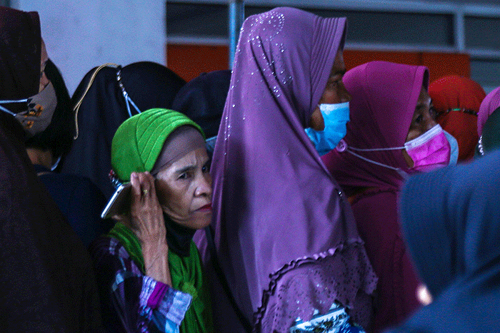 Antrean Warga saat mencairakan dana Bantuan Sosial Sembako (BSS) di Kantor Pos Jalan Merdeka Palembang, Kamis (3/3/2022).