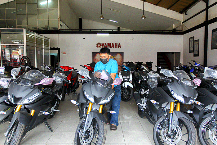 Sales menawarkan motor ke calon konsumen di salah satu dealer motor di kawasan Cibubur, Jakarta Timur, Kamis (3/3/2022).