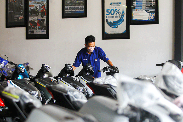 Sales menawarkan motor ke calon konsumen di salah satu dealer motor di kawasan Cibubur, Jakarta Timur, Kamis (3/3/2022).