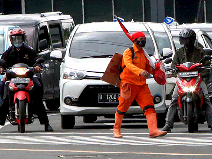 Jejen Sujana anggota PPSU yang diberhentikan berjalan kaki untuk menemui Gubernur DKI Jakarta Anies Baswedan di Balai Kota, Jakarta Pusat, Rabu (2/3/2022).