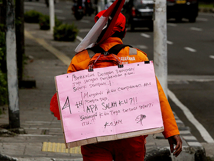 Jejen Sujana anggota PPSU yang diberhentikan berjalan kaki untuk menemui Gubernur DKI Jakarta Anies Baswedan di Balai Kota, Jakarta Pusat, Rabu (2/3/2022).