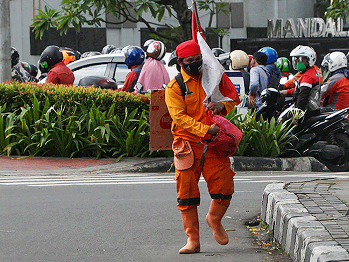 Jejen Sujana anggota PPSU yang diberhentikan berjalan kaki untuk menemui Gubernur DKI Jakarta Anies Baswedan di Balai Kota, Jakarta Pusat, Rabu (2/3/2022).