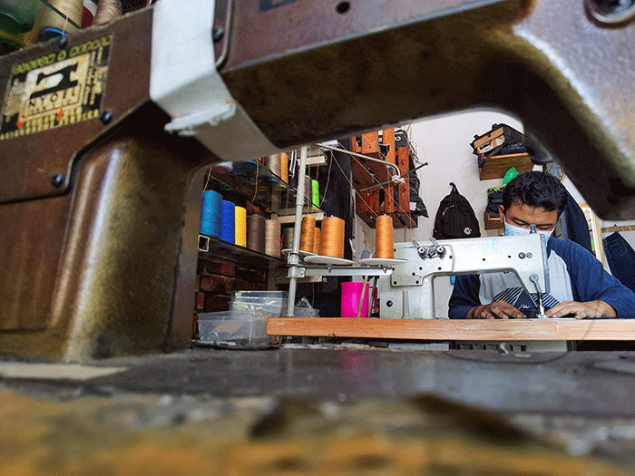 Penjual saat menyelesaikan pembuatan celana custom dan memasarkannya secara online di toko nyoel jeans, Jakarta Barat, Kamis (3/3/2022).