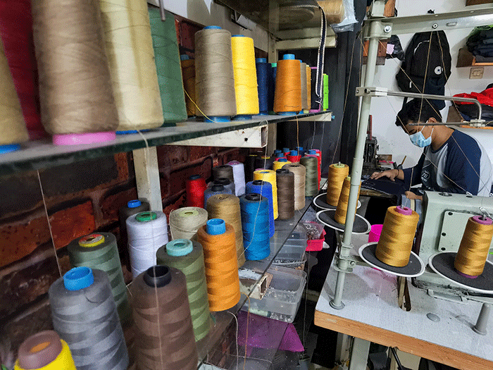 Penjual saat menyelesaikan pembuatan celana custom dan memasarkannya secara online di toko nyoel jeans, Jakarta Barat, Kamis (3/3/2022).