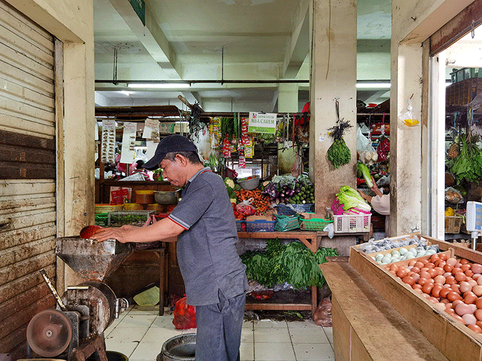 Suasana para pedagang kebutuhan pokok di Pasar Pos Pengumben, Jakarta Barat, Jumat, (4/3/2022).