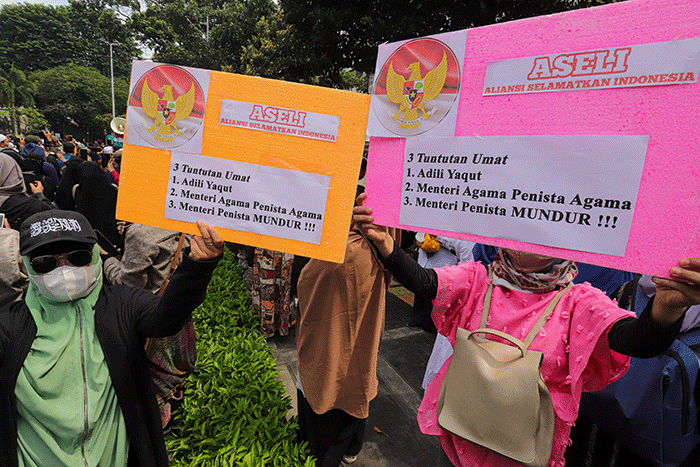 Massa berunjuk rasa di depan Gedung Kementerian Agama, Jakarta Pusat, Jumat (4/3/2022).
