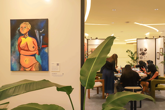 Pengunjung melihat satu karya yang ditampilkan dalam pameran Bosombarter di Pacific Place, Jakarta Selatan, Jumat (4/3/2022).